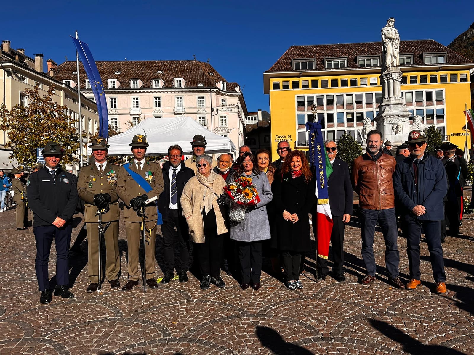 La Sezione UNCI di Bolzano in Piazza Walther con il proprio gonfalone